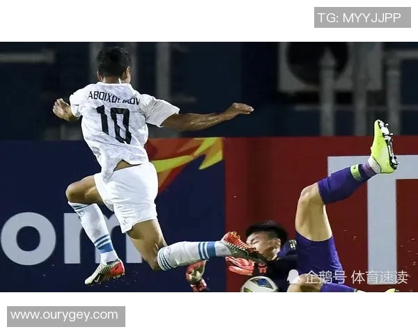 广州恒大与墨尔本胜利对决球迷热议比赛表现与裁判判罚